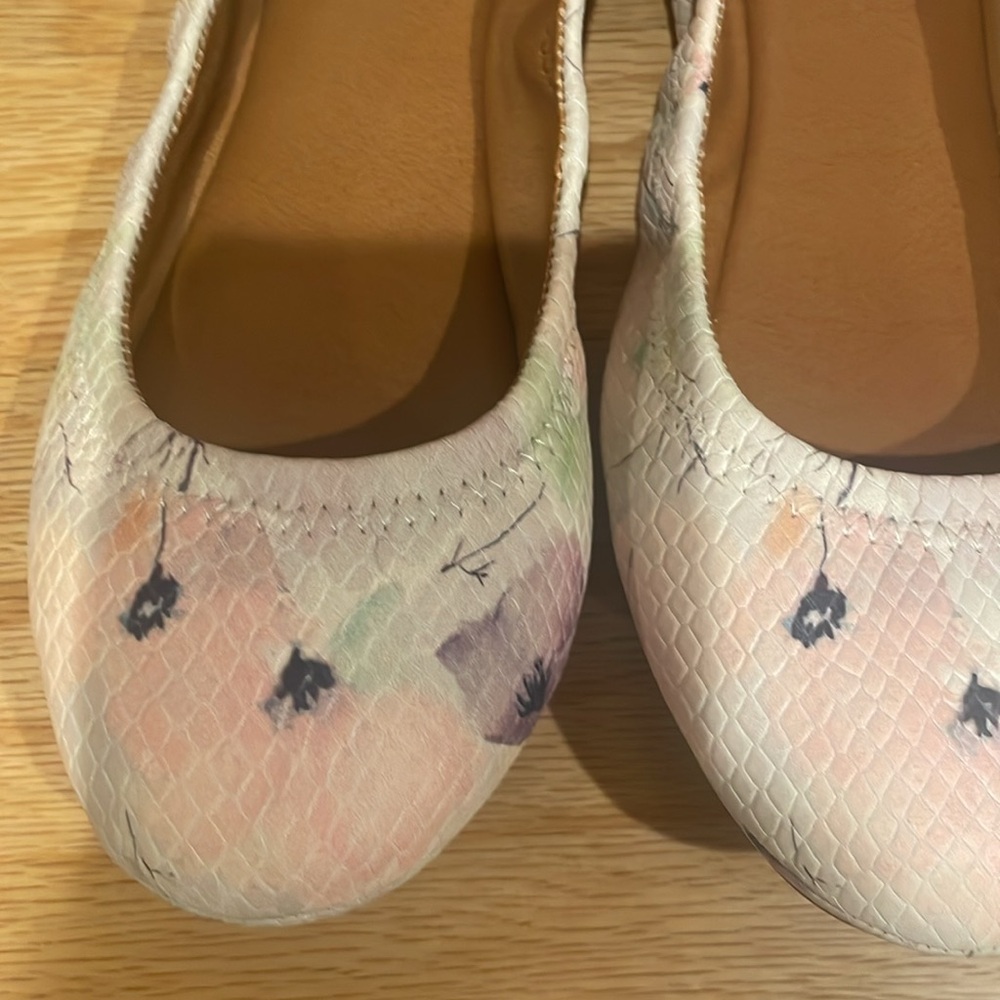 Brand new Lucky Brand floral flats - Picture 2 of 3
